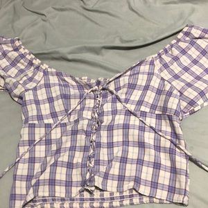 Size medium, tiny top you pull the 2 strings by the middle and it scrunches